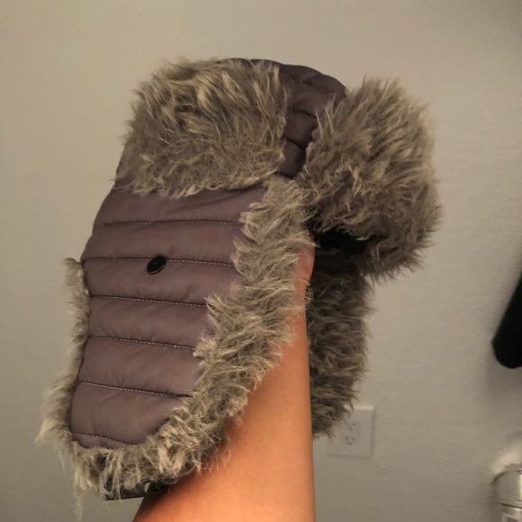 Vans sz 10, and assorted hats - Picture 2 of 4